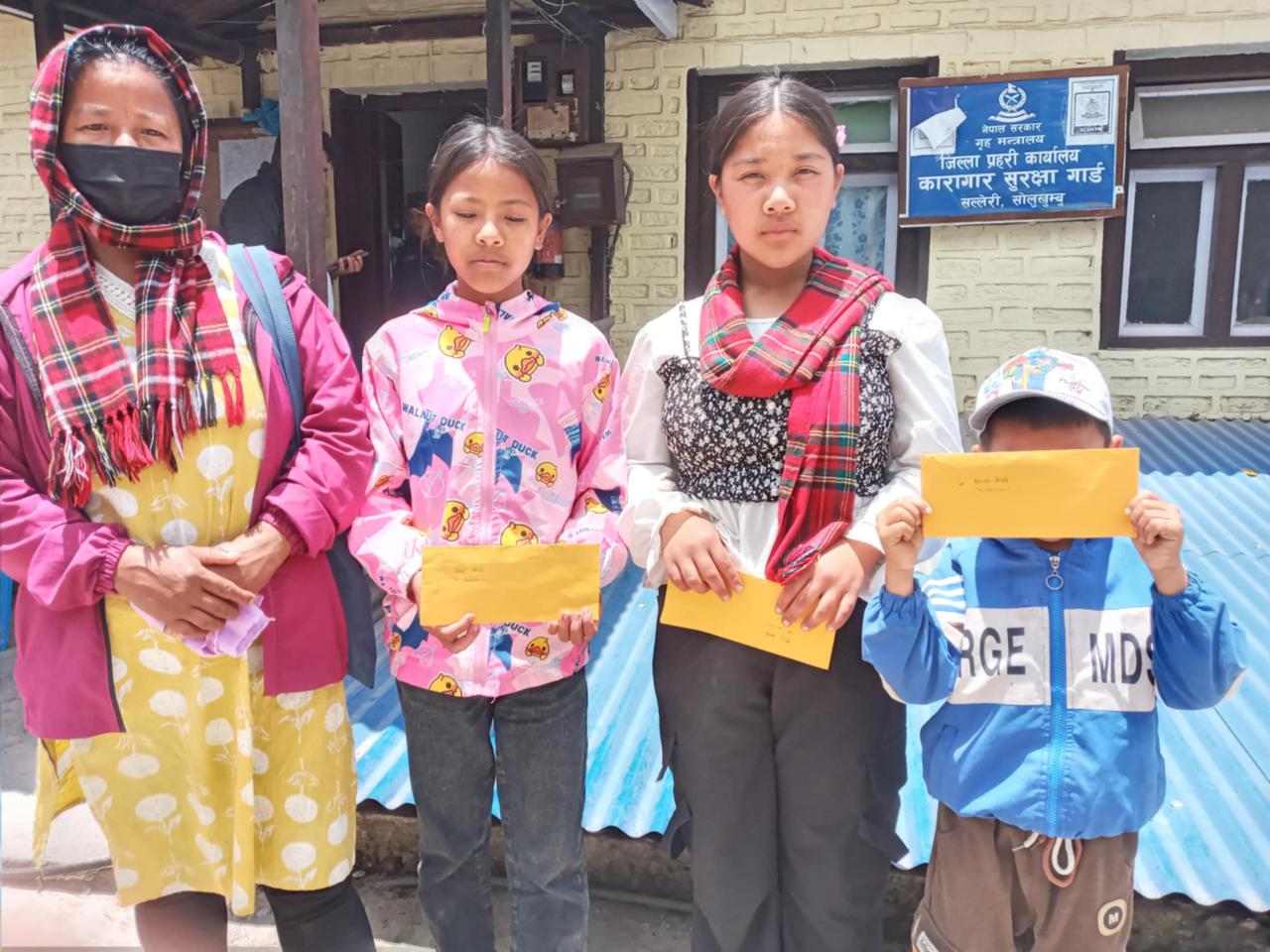 With the aim of supporting the education of children of inmates, assistance was provided in the form of notebooks, pens, school uniforms, and bags. The program was attended by relevant authorities and participants, contributing significantly to the education and future development of the children.